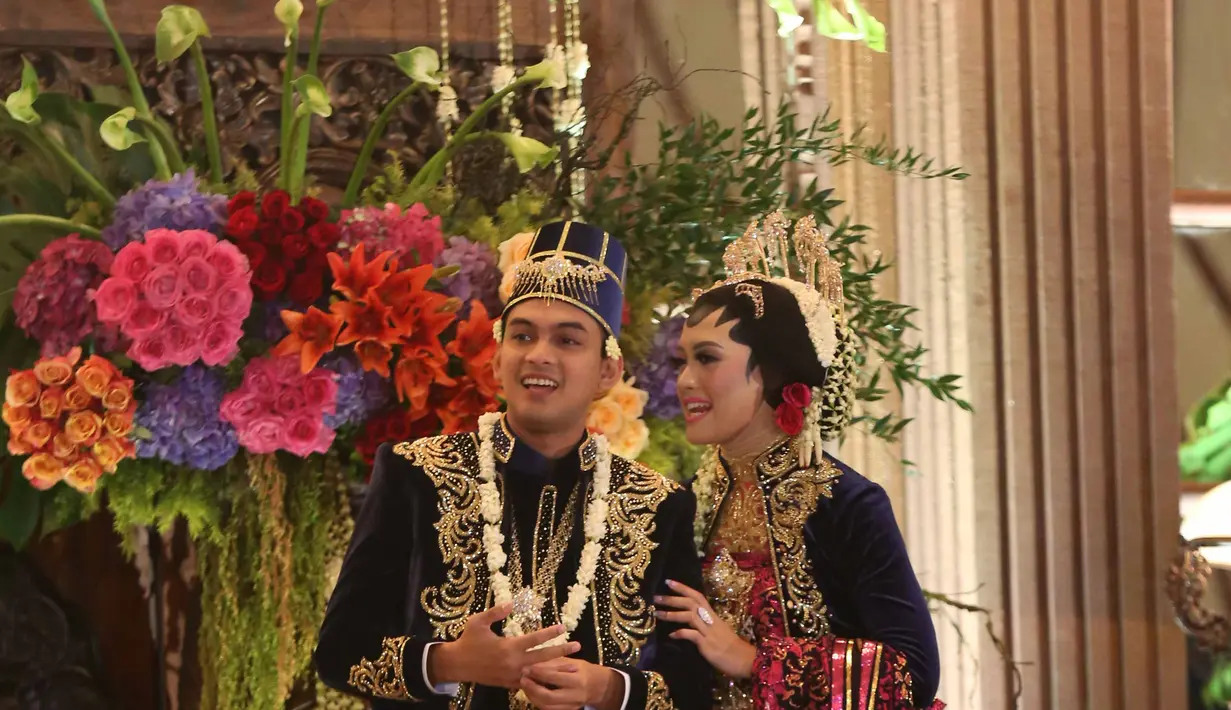 Acara akad nikah dimulai sejak pukul 08.20 WIB. Setelah beberapa menit kemudian, pasangan pemeran ini resmi menjadi suami istri. Logam mulia sebesar 25 gram sebagai mas kawin Ridwan. (Nurwahyunan/Bintang.com)