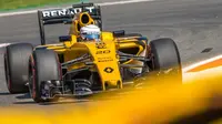 Pebalap Renault, Kevin Magnussen, menunggu keputusan FIA untuk bisa tampil di F1 GP Italia, Minggu (4/9/2016). (EPA/Stephanie Lecocq)