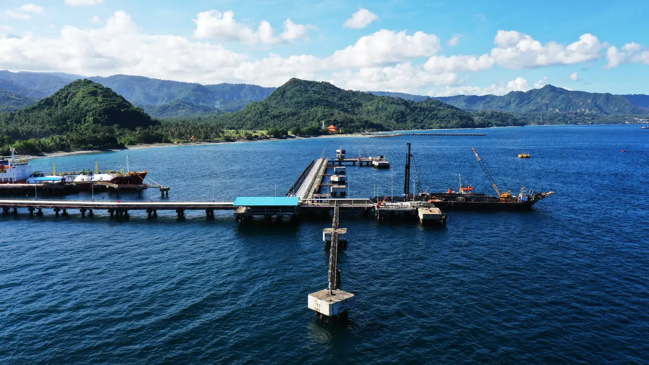 Proyek perbaikan Breasting Dolphin berkapasitas 6500 DWT (Dead Weight Ton) oleh Waskita Beton Precast yang terletak di Kabupaten Karangasem, Provinsi Bali.