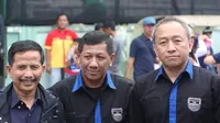 Direktur PT Persib Bandung Bermartabat, Glen Sugita (kanan), dalam acara launching tim di Stadion Siliwangi, Bandung, Sabtu (23/4/2016). (Bola.com/Permana Kusumadijaya)