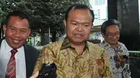 Mantan Sekjen Partai Nasdem, Patrice Rio Capella enggan berkomentar saat tiba di Gedung KPK, Jakarta, Jumat (16/10). Rio akan diperiksa sebagai saksi kasus dugaan suap penanganan perkara Bansos Provinsi Sumut. (Liputan6.com/Helmi Afandi)