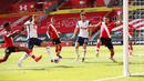 Pemain Tottenham Hotspur Harry Kane (kedua kiri) mencetak gol ke gawang Southampton pada pertandingan Liga Premier Inggris di Stadion St. Mary, Southampton, Inggris, Minggu (20/9/2020). Tottenham menekuk Southampton 5-2, Son Heung-min menyumbang empat gol. (Andrew Boyers/Pool via AP)