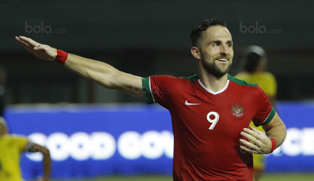Striker Indonesia, Ilija Spasojevic, melakukan selebrasi usai mencetak gol ke gawang Guyana pada laga persahabatan di Stadion Patriot, Bekasi, Sabtu (25/11/2017). Indonesia menang 2-1 atas Guyana. (Bola.com/M Iqbal Ichsan)