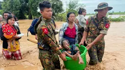 33 orang dikabarkan tewas karena banjir dan longsor di Myanmar akibat terjangan Topan Yagi. (Sai Aung MAIN/AFP)