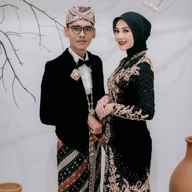 Akui Sudah Menikah di Makkah, Ini 6 Potret Mesra Beni Mulyana dan Istri