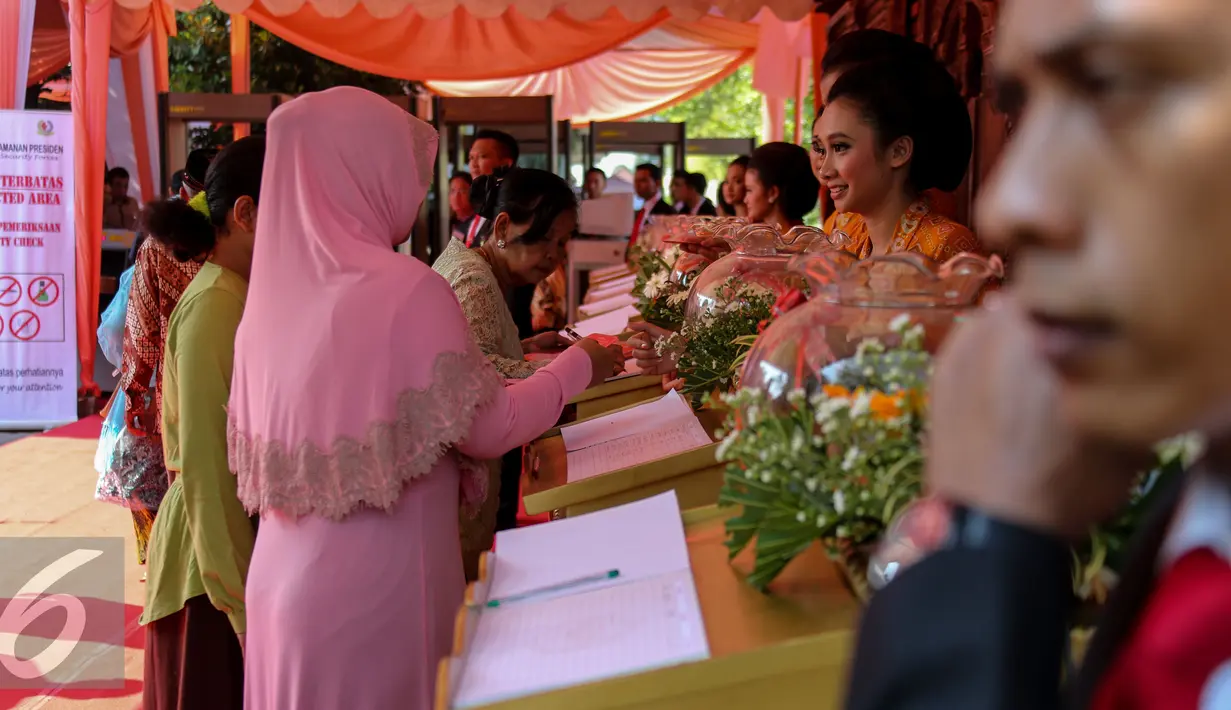 Sejumlah tamu undangan mengisi daftar tamu saat resepsi pernikahan Gibran Rakabuming putra sulung Presiden Joko Widodo dan Selvi Ananda di Gedung Graha Saba Buana, Solo, Jawa Tengah, Kamis (11/6/2015). (Liputan6.com/Faizal Fanani)