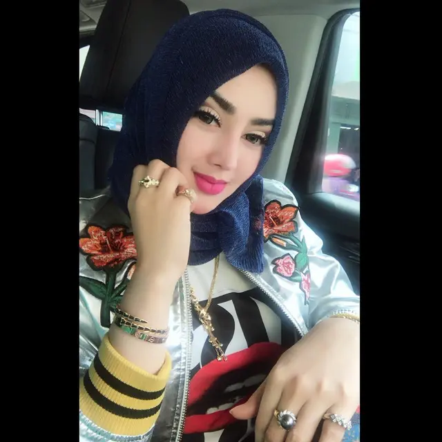 6 Gaya Glamor Tiara Dewi, Mantan Istri Lucky Hakim yang Kini Jualan Beras