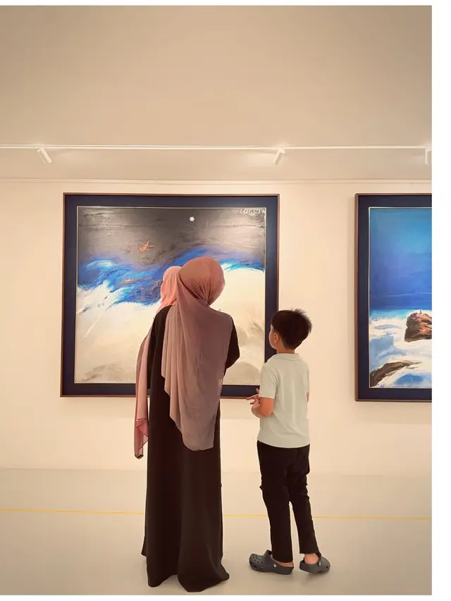 5 Potret Gamis Larissa Chou Museum Date Bareng Buah Hati, Inspirasi Gaya Muslimah