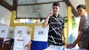 Pemeran yang mulai fokus dunia bisnis, Fero Walandouw juga memberikan suaranya di salah satu TPS di Ciganjur. Demi memberikan hak pilihnya, ia berangkat dari Pondok Pinang ke Ciganjur bersama ayahnya. (Adrian Putra/Bintang.com)