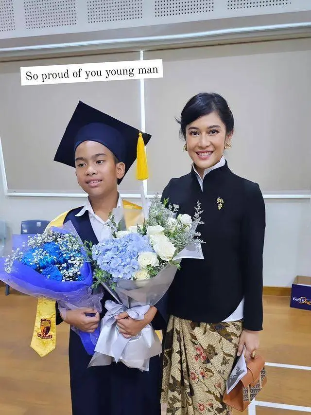 Tampil Menawan, Ini 7 Potret Dian Sastrowardoyo dalam Acara Kelulusan Anak
