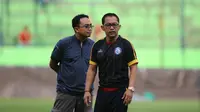 Pelatih Arema FC Aji Santoso (depan). (Liputan6.com/Rana Adwa)
