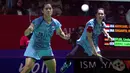 Ganda putri Indonesia, Lanny Tria Mayasari/Ribka Sugiarto melaju mulus ke babak kedua Daihatsu Indonesia Masters 2024 setelah membungkam perlawanan pasangan senior asal Jerman, Linda Efler/Isabel Lohau dengan straight-game, 22-20, 21-17 pada babak pertama yang berlangsung di Istora Senayan, Jakarta, Selasa (23/1/2024). (Bola.com/Bagaskara Lazuardi)