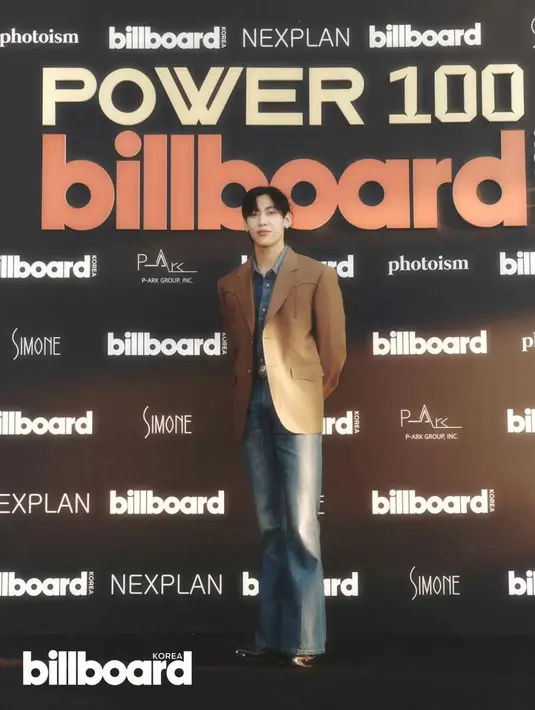 Bambam tampil bergaya vintage kenakan denim on denim dan wool jacket coklat lansiran Louis Vuitton. [@love97bambam].