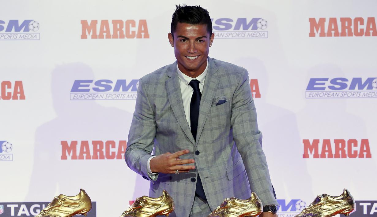 Cristiano Ronaldo meraih Sepatu Emas setelah menjadi pencetak gol terbanyak Eropa musim lalu, (13/10/2015). (Reuters)