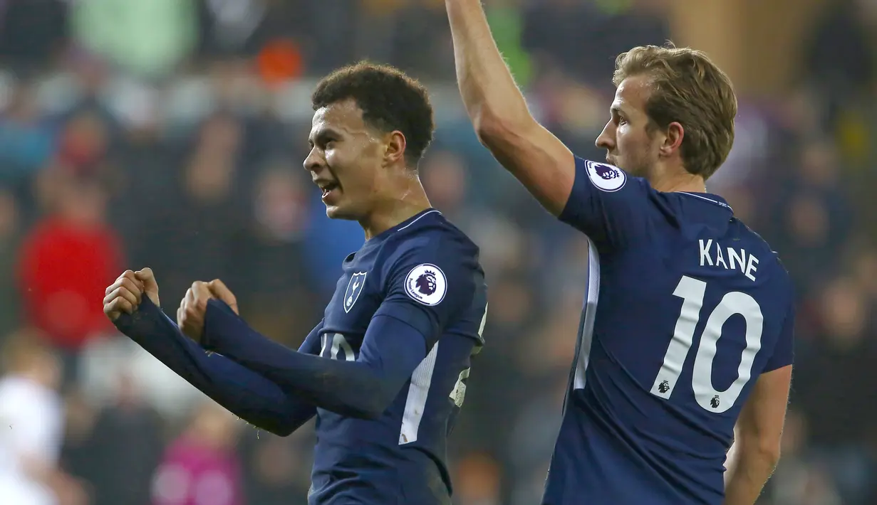 Pemain Tottenham, Dele Alli (kiri) merayakan gol bersama rekannya Harry Kane saat melawan Swansea City pada lanjutan Premier League di The Liberty Stadium, Swansea, (2/1/2018). Tottenham menang 2-0. (AFP/Geoff Caddick)