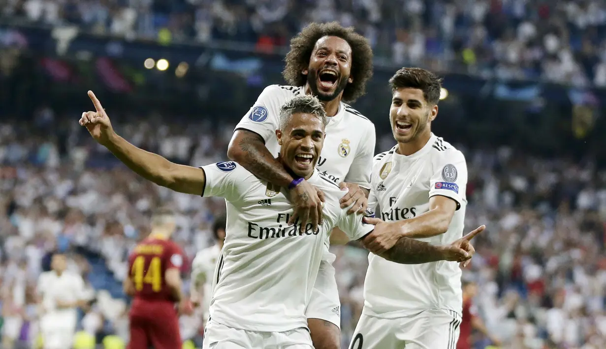 Para pemain Real Madrid merayakan gol yang dicetak oleh Mariano Diaz ke gawang AS Roma pada laga Liga Champions di Stadion Santiago Bernabeu, Madrid, Rabu (19/9/2018). Real Madrid menang 3-0 atas AS Roma. (AP/Manu Fernandez)