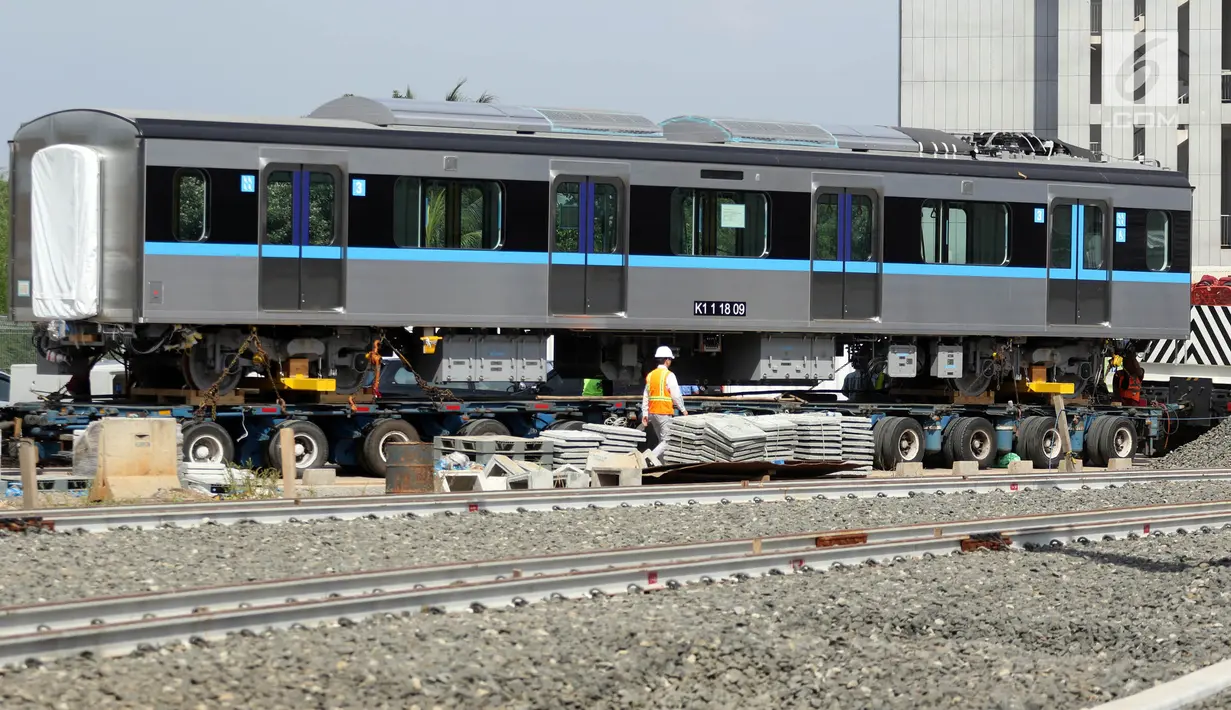 Gerbong Mass Rapid Transit (MRT) melintas di rel kereta Depo MRT Lebak Bulus, Jakarta, Kamis (12/4). PT MRT Jakarta akan melakukan ujicoba secara bertahap dua rangkaian yang terdiri dari 12 kereta pada bulan Agustus mendatang. (Liputan6.com/Arya Manggala)