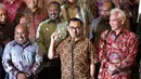 Menteri ESDM Sudirman Said (tengah) memberikan keterangan kepada wartawan terkait wacana pembangunan fasilitas pemurnian biji mineral (smelter) PT Freeport di gedung Kementerian ESDM, Jakarta, Jumat (6/2). (Liputan6.com/Faizal Fanani) 