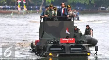 Presiden Joko Widodo berada diatas Panser Anoa Amfibi didampingi Panglima TNI, Gatot Nurmantyo di Mabes TNI, Cilangkap, Senin (16/1). Kedatangan Presiden RI di Mabes TNI di sambut dengan jajar Kehormatan di Pintu Utama. (Liputan6.com/Angga Yuniar)