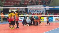 Kapten Jakarta BNI Taplus, Karina Ocasio, mengalami cedera pada laga kontra Jakarta PGN Popsivo Polwan pada lanjutan Proliga 2018 di GOR UNY, Minggu (21/1/2018). (Bola.com/Ronald Seger Prabowo)