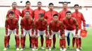 Para pemain Timnas Indonesia U-16 melakukan sesi foto sebelum melawan Timor Leste pada laga grup G Piala AFC U-16 di Stadion Rajamangala, Bangkok, Senin (18/9/2017). Timnas Indonesia U-16 menang 3-1. (Bola.com/PSSI)