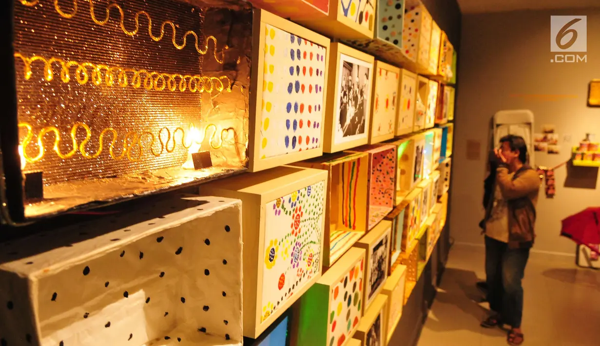 Karya dalam pameran seni rupa Resipro(vo)kasi bertajuk "Praktik Seni Rupa Terlibat di Indonesia Pascareformasi" di Galeri Nasional Indonesia, Sabtu (7/10). Pameran ini diikuti oleh 10 perupa individual dan kolektif. (Liputan6.com/Helmi Afandi)