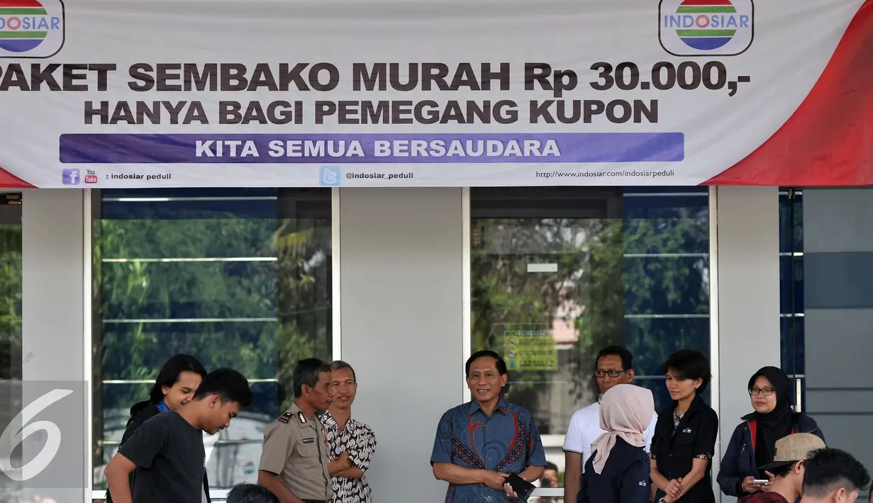 Direktur Utama Indosiar Visual Mandiri, Imam Sudjarwo (tengah) saat hadir dalam acara pembagian Paket  Sembako Murah oleh PT Indosiar Visual Mandiri  di Studio 5 Indosiar, Jakarta, (10/6). (Liputan6.com/Johan Tallo)