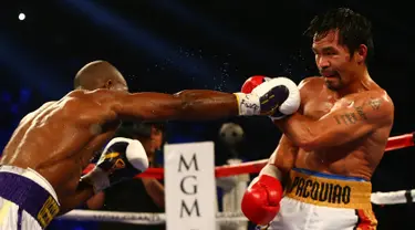 Petinju Timothy Bradley (kiri) saat memukul lawannya Manny Pacquiao di MGM Grand Garden Arena, Las Vegas, AS, (9/4). Petinju asal Filipina Manny Pacquiao keluar sebagai pemenang dengan  unanimous decision dari tiga juri. (Mark J. Rebilas-USA TODAY Sports)