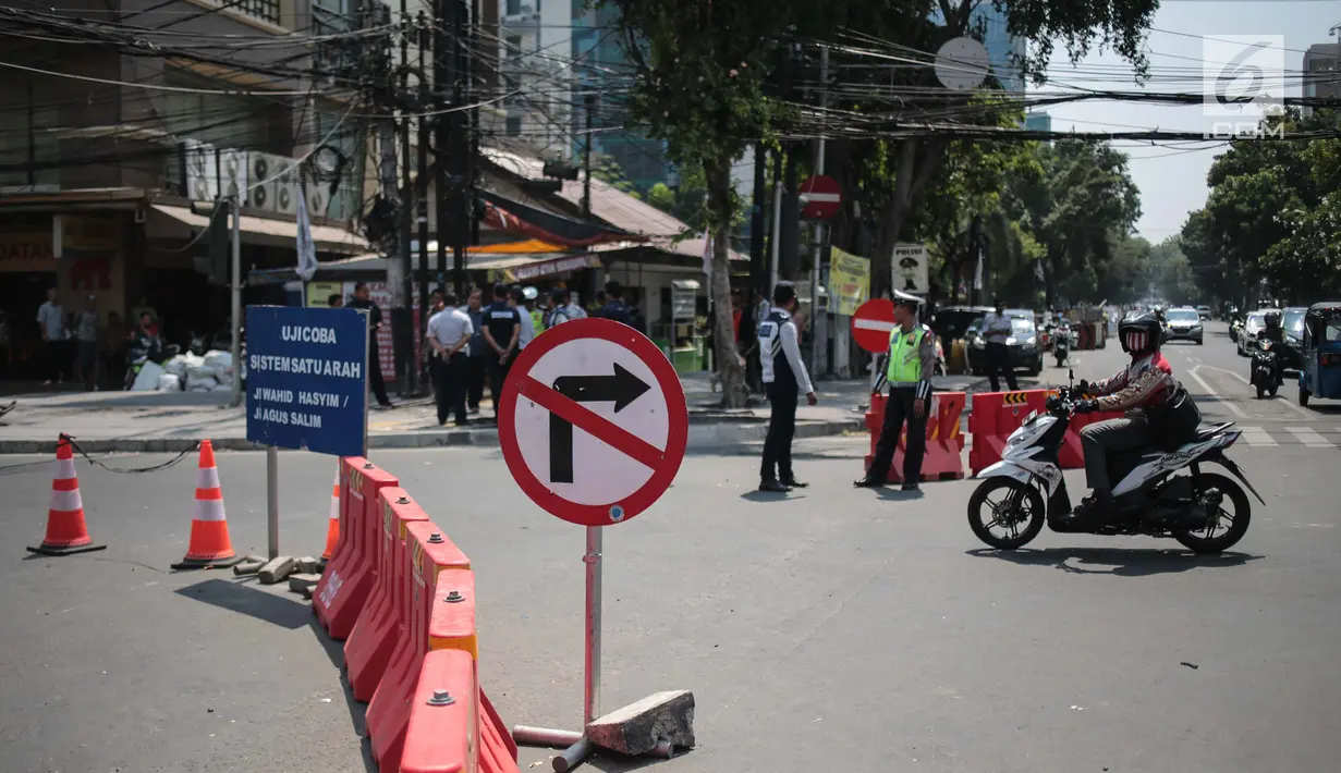 Pengendara motor melintasi saat uji coba sistem satu arah di Jalan KH Wahid Hasyim, Jakarta, Selasa (9/10). Pemberlakuan sisten satu arah ini dilakukan untuk mengurai kemacetan yang kerap terjadi di wilayah tersebut. (Liputan6.com/Faizal Fanani)