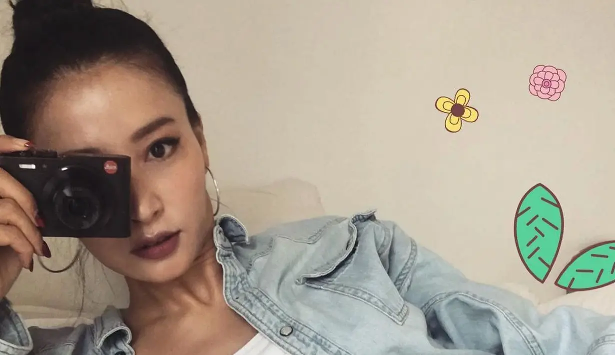 Lantaran punya warna kulit yang lebih gelap, banyak yang mengira jika Hwangbo merupakan warga asing. Akan tetapi cewek cantik ini 100% orang Korea Selatan. (Foto: koreaboo.com)