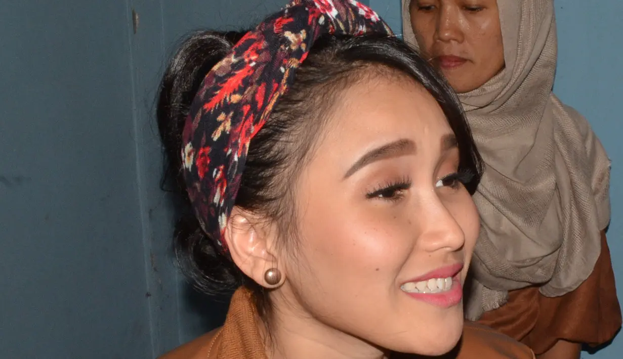 Ibu satu anak ini berharap perselisihan antara make up artisnya dengan penyanyi dangdut Via Vallen bisa cepat diselesaikan dengan baik-baik. (Nurwahyunan/Bintang.com)