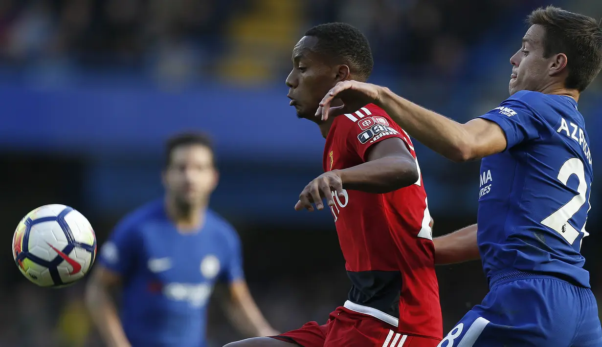 Gelandang Watford, Andre Carrillo, berusaha melewati bek Chelsea, Cesar Azpilicueta, pada laga Premier League di Stadion Stamford Bridge, London, Sabtu (21/10/2017). Chelsea menang 4-2 atas Watford. (AFP/Ian Kington)