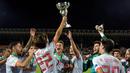 Para pemain Spanyol merayakan gelar juara Piala Eropa U-19 usai mengalahkan Portugal di Yerevan, Armenia, Sabtu (27/7). Spanyol menang 2-0 atas Portugal. (AFP/Karen Minasyan)