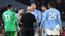 Pemain Manchester City, Erling Haaland (tengah) mempertanyakan keputusan wasit Simon Hooper pada laga pekan ke-14 Liga Inggris 2023/2024 melawan Tottenham Hotspur yang berlangsung di Etihad Stadium, Manchester, Inggris, Senin (04/12/2023) dini hari WIB. (AFP/Darren Staples)