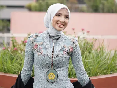 Ansellma Putri tempuh pendidikan di jurusan manajemen Universitas Katolik Parahyangan. Pencapaiannya bikin bangga, tak sedikit netizen dan rekan Ansellma yang tuliskan ucapan selamat di kolom komentar unggahannya. Wanita yang akrab disapa Ansel ini tampil anggun dan memesona dalam balutan kebaya. Sejak putuskan berhijab, Ansellma Putri dipuji makin cantik. (Liputan6.com/IG/@ansellmaputri)