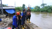 Kepala DPUPR Kota Tangerang, Ruta Ireng Wicaksono saat mengecek Kali Angke di Kota Tangerang. (Liputan6.com/Pramita Tristiawati).