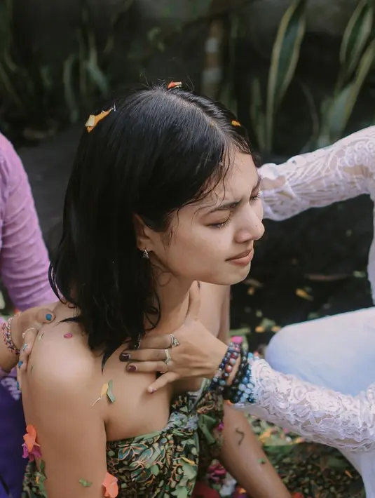 Pemeran dalam film Baby Blues itu juga mengutip perempuan pemangku yang membimbingnya menjalani ritual. "Siapa sangka seorang gadis muda ceria seperti Anda sebenarnya membawa begitu banyak trauma di dalam diri begitu lama! Jiwamu lelah, Aurélie. Sudah waktunya untuk melepaskan ..," tulis Aurelie dalam bahasa Inggris. [Instagram/aurelie]