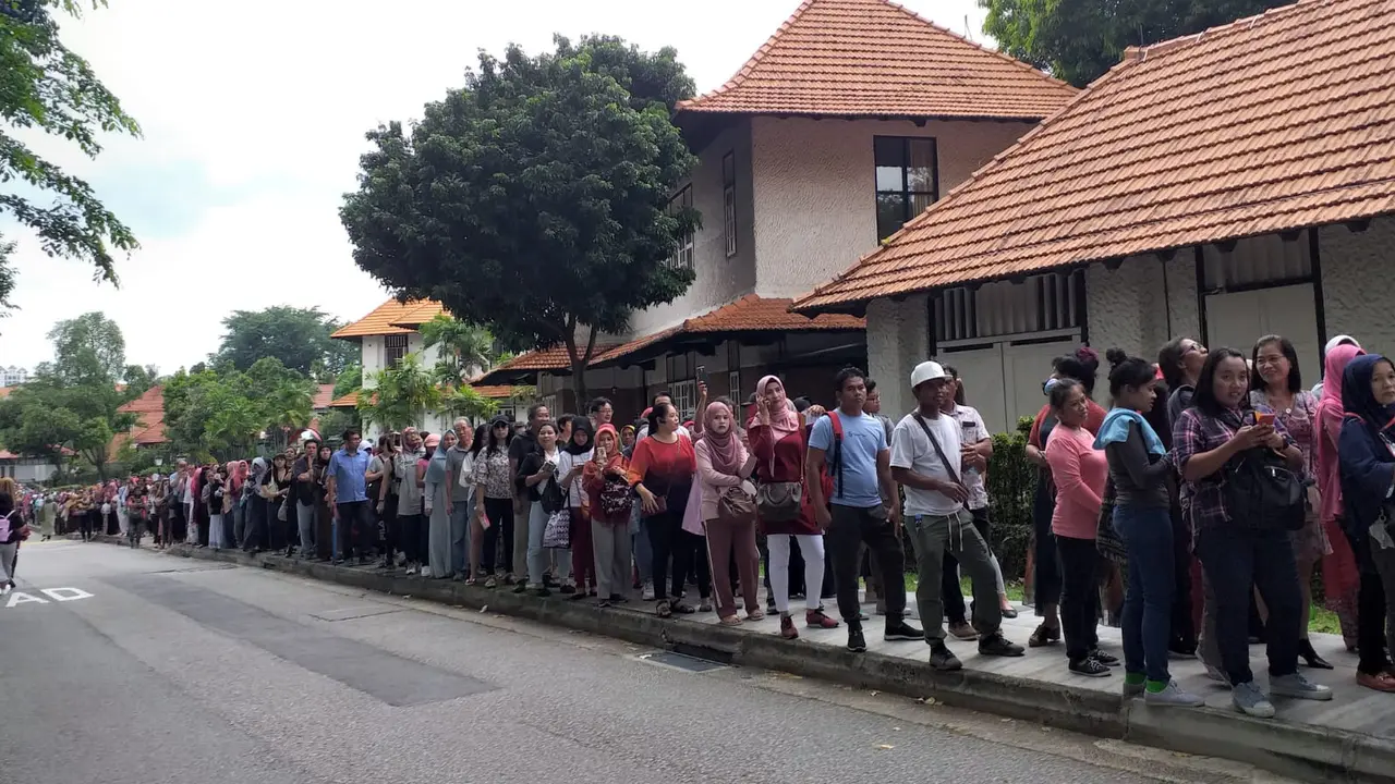 Warga negara Indonesia di Singapura mengantre untuk mengikuti pemilu yang digelar di KBRI di Singapura. (Istimewa)