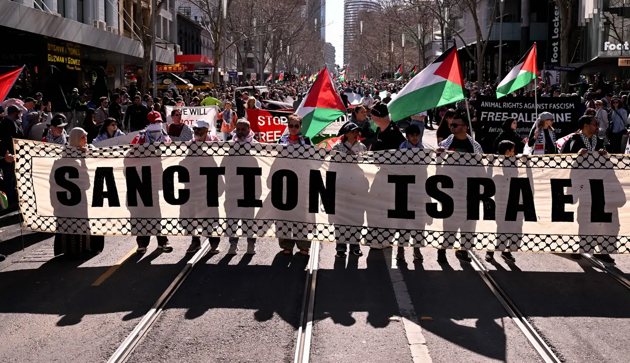 Para demonstran ikut serta dalam aksi unjuk rasa pro-Palestina menentang tindakan Israel dan kelangkaan pangan yang terus berlanjut di Jalur Gaza, selama aksi protes di Melbourne, Australia pada 24 Agustus 2025. (William WEST/AFP)