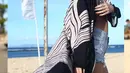 Pelantun lagu Kecewa ini memamerkan potret seksinya berpose di pinggir pantai. BCL Tampil seksi memakai bikini hitam dengan hot pants yang dibalut outer panjang, tak ketinggalan, aksesori anting, kalung emas, dan kacamata pink pun turut disematkan sebagai pelengkap. (Instagram/@bclsinclair)