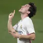 Pemain Real Madrid, Alvaro Odriozola, melakukan selebrasi usai mencetak gol ke gawang Cadiz pada laga Liga Spanyol di Stadion Ramon de Carranza, Rabu (22/4/2021). Real Madrid menang dengan skor 3-0. (AFP/Jorge Guerrero)