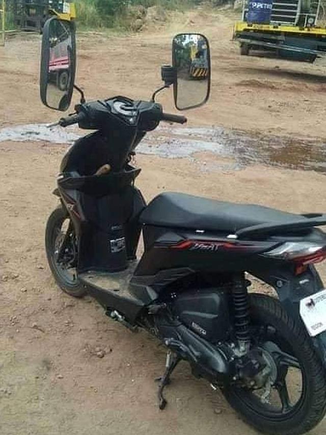 1. Kalau spion motornya kayak gini kira-kira ditilang polisi nggak ya?