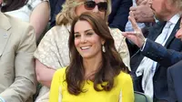Duchess of Cambridge, Kate Middleton terlihat anggun mengenakan gaun kuning di saat menghadiri pertandingan tenis, Wimbledon Championship di London pada 27 Juni 2016 lalu (sumber. Time.com)