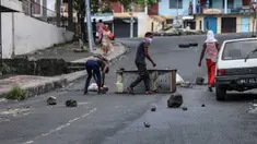 Para demonstran oposisi membarikade sebuah jalan di Moroni pada 17 Januari 2024. (Olympia DE MAISMONT/AFP)