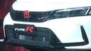 Facia depan Civic Type R terbaru hadir dengan motif grill honeycomb yang soprty dengan imbuhan emblem Honda berwarna merah dan logo spesial bertuliskan Type R. Dibalik grill terlihat samar-samar sistem pendinginan seperti radiator dan intercooler untuk memasok udara ke mesin buasnya. (Source: YouTube/Live Stream - Hondaisme)