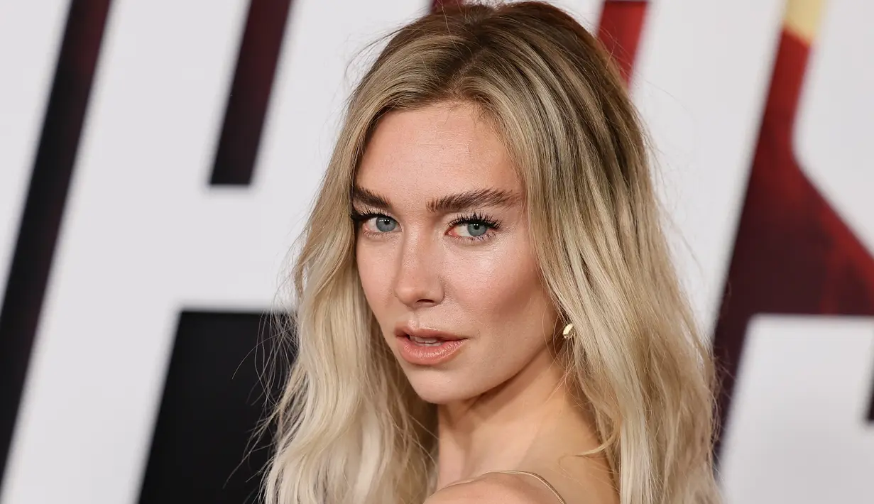 Vanessa Kirby menata rambut pirang panjangnya menjadi ikal tergerai di bawah bahunya. (Theo Wargo/Getty Images/AFP)