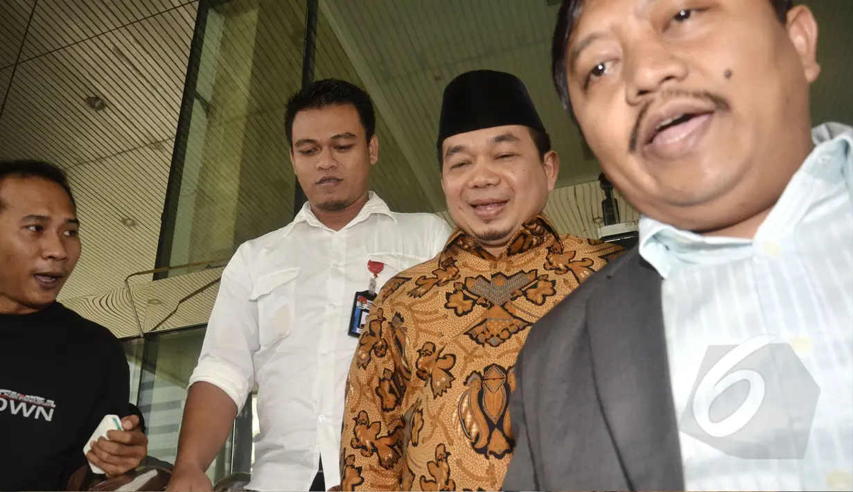 Mantan Ketua Komisi VIII, Jazuli Juwaini (kedua kanan) meninggalkan gedung KPK menjalani pemeriksaan, Jakarta,Senin (4/5/2015). Jazuli diperiksa terkait dugaan korupsi penyelenggaraan ibadah haji. (Liputan6.com/Helmi Afandi)