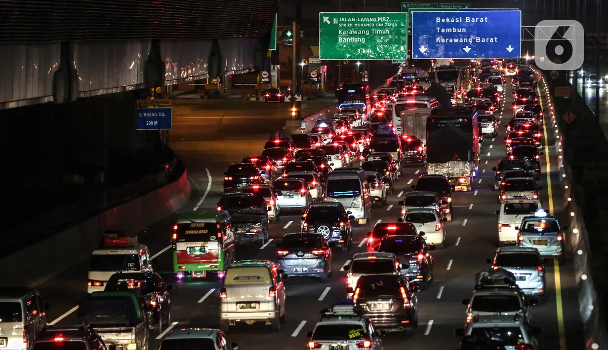 <p>Antrean kendaraan pemudik di Jalan Tol arah Bekasi, Tambun, Kerawang, Jawa Barat, Jumat (28/4/2022) Malam. Pada H-2 diprediksi sebagai puncak arus mudik Lebaran 2022, arus lalu lintas menuju  ke Jawa terpantau padat. (Liputan6.com/Johan Tallo)</p>