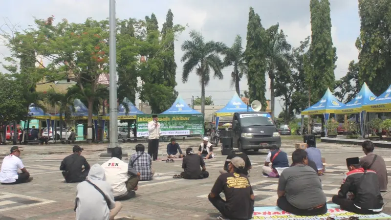 Unjuk rasa peserta perades gagal digelar di Alun-Alun Kota Blora. (Liputan6.com/Ahmad Adirin)