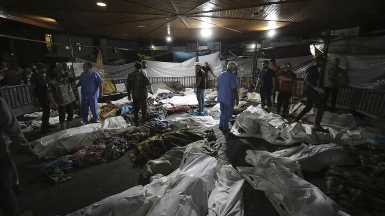 Warga Palestina korban ledakan di Al-Ahli Arabi Baptist hospital atau RS Al-Ahli Arabi Baptist. (Abed Khaled/ AP)